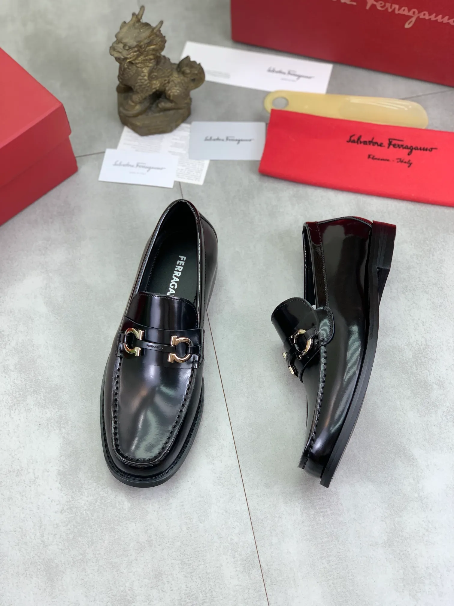 Men's Men's Shoes 💰P460💰[New Style] Water-dyed Niuli 🆘[Salvatore Ferragamo] Ferragamo's latest casual business leather shoes for men! Available at counters simultaneously! The fabric is made of specially imported original calfskin, the lining is made of imported water-dyed cowhide, and the original combination outsole is absolutely luxurious and leads the fashion trend. Matching code: 38-45; 3️⃣ colors available